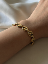 Load image into Gallery viewer, Quinn
